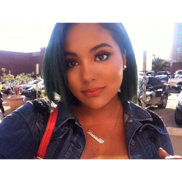 Profile Picture of Danielle Kern (@daniellekern) on Poshmark