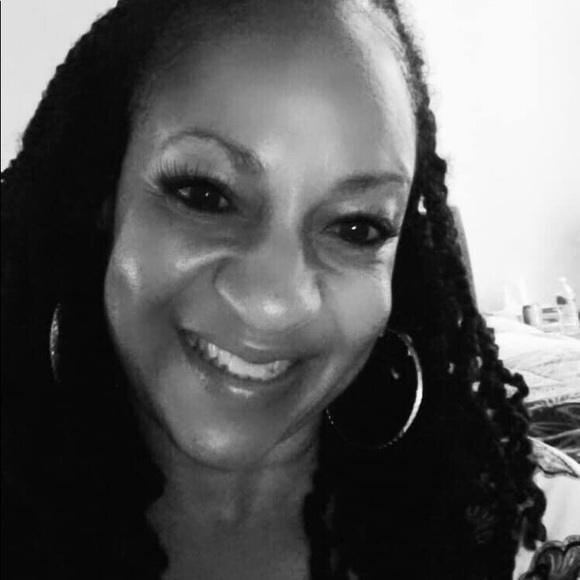 Profile Picture of Lisa Glenn (@lisadglenn64) on Poshmark