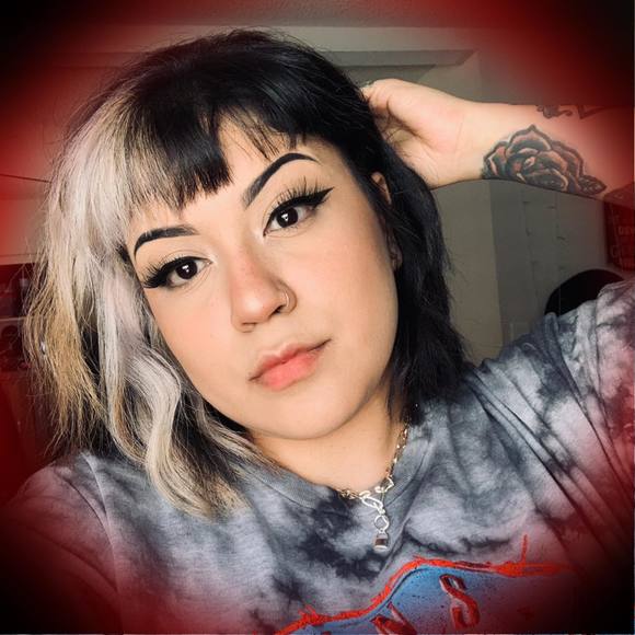 Profile Picture of Eloisa Castro (@eloisacastro21) on Poshmark