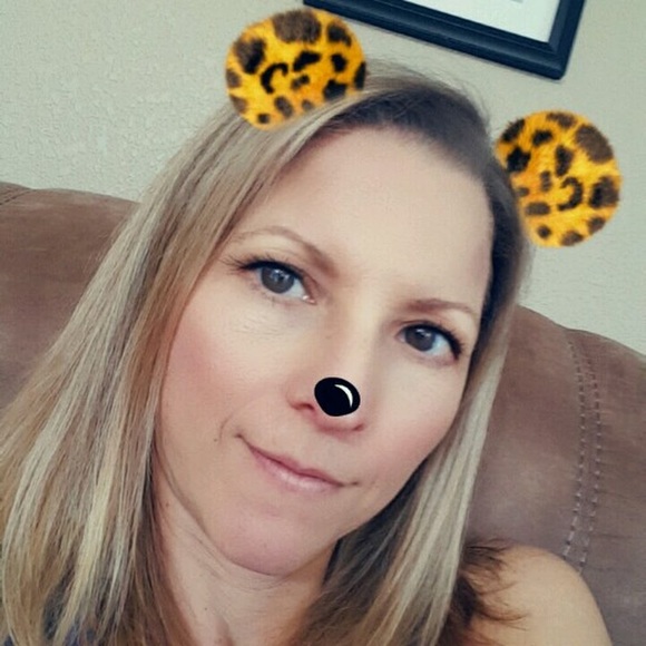 Profile Picture of Lori Mcnay (@stars20) on Poshmark