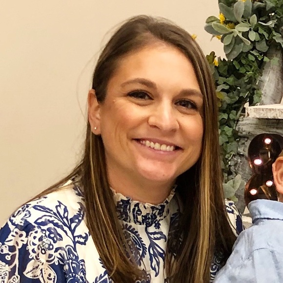 Profile Picture of Amanda Dyer (@amanda_dyer23) on Poshmark