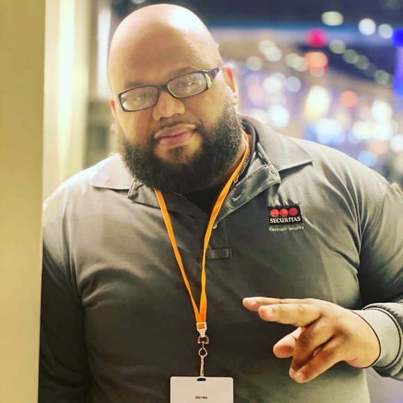 Profile Picture of Luis Moreta (@lmoreta13) on Poshmark