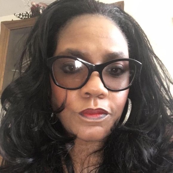 Profile Picture of Elaine Harris (@divaladiva) on Poshmark