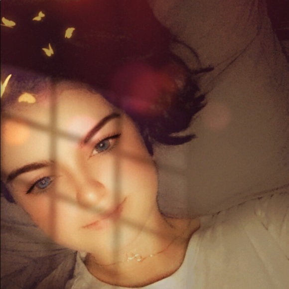 Profile Picture of Ashleigh Fruend (@asherbear) on Poshmark