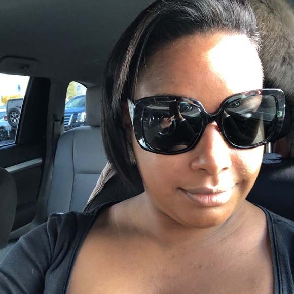 Profile Picture of Tamara Benoit (@tamben7) on Poshmark