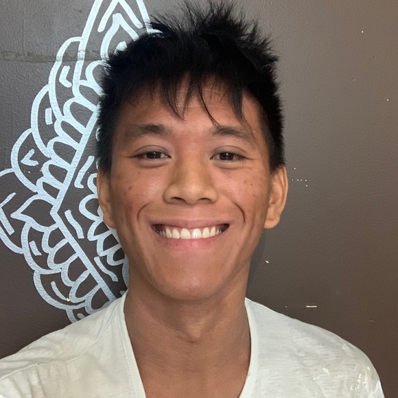 Profile Picture of Chris Tan (@christan850) on Poshmark