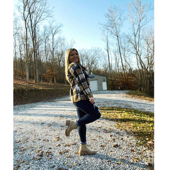 Profile Picture of Mikala Barrett (@mikalabarrett) on Poshmark