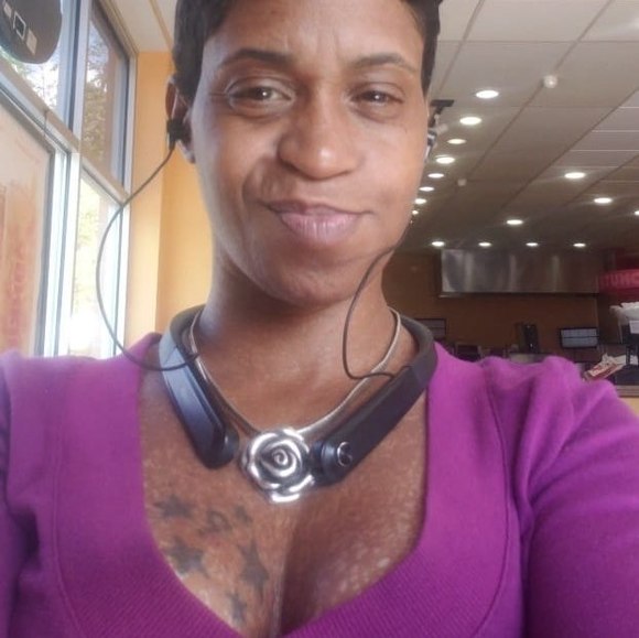 Profile Picture of Ebonie Traylor (@eb2121) on Poshmark