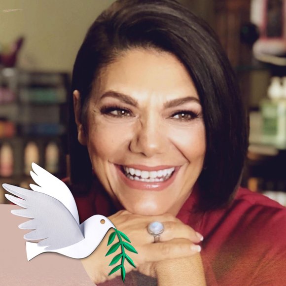 Profile Picture of Kat Rozakis (@katrozakis) on Poshmark