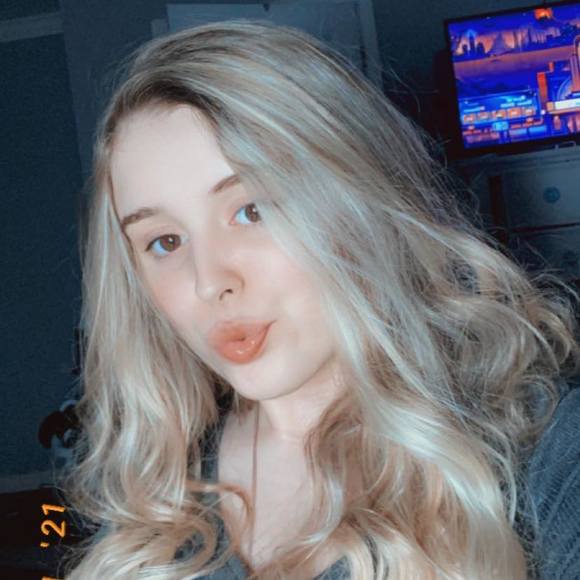 Profile Picture of Kloe Squint (@squintkloe) on Poshmark