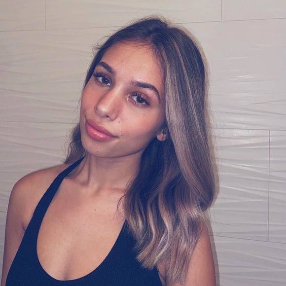 Profile Picture of Giulia maria Dumitrescu (@giuliamariad) on Poshmark
