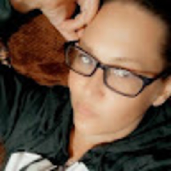 Kelly Bluntzer - Poshmark Profile Picture of Kelly Bluntzer (@kelly_bluntzer) on Poshmark