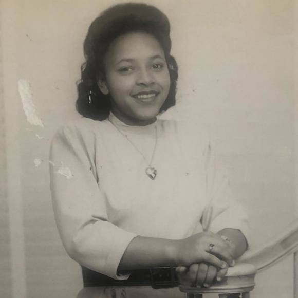 Profile Picture of Imani Esdaile (@imaniesdaile) on Poshmark