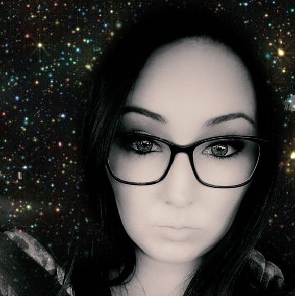 Profile Picture of Michelle Ansbach (@unforqetablexx3) on Poshmark