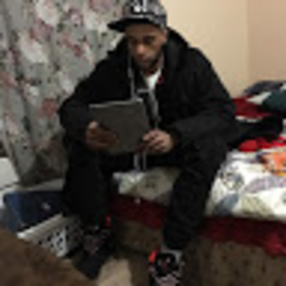 Profile Picture of Robert Colbert (@rcolbert0905) on Poshmark