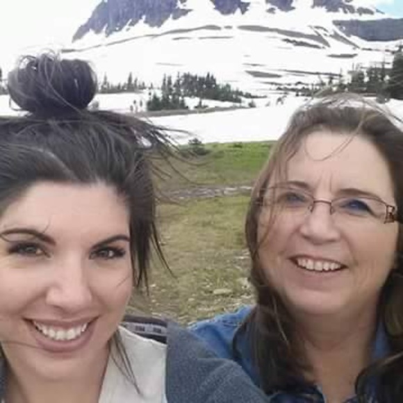 Profile Picture of Tami Ulanski (@tamiulanski) on Poshmark