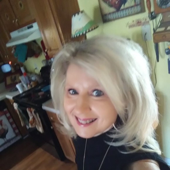 Profile Picture of Kelly Perilo (@jennykaukas) on Poshmark