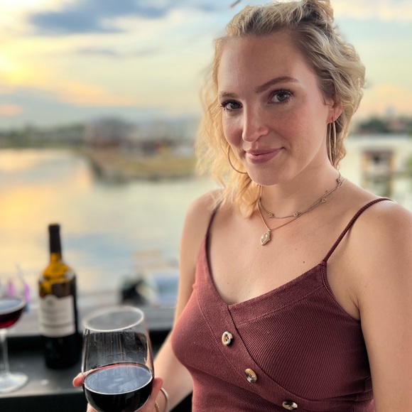Profile Picture of Caitlin Huston (@chusto3) on Poshmark