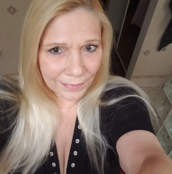Profile Picture of Ellen Addison (@ellen319) on Poshmark