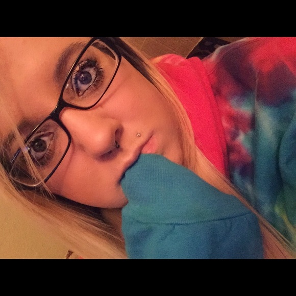 Profile Picture of Mikeala Stanfill (@kaufeemug) on Poshmark
