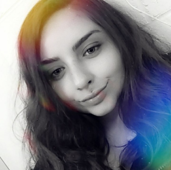 Profile Picture of Shawna Howell (@shawnahowell165) on Poshmark