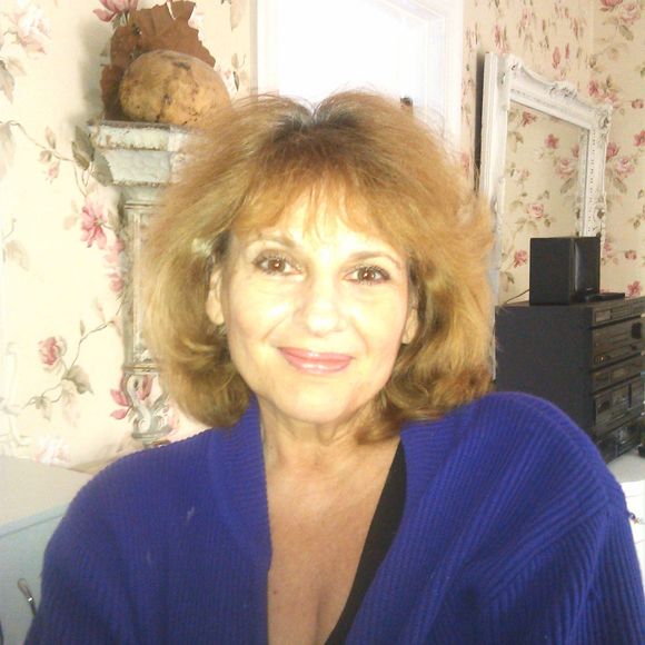 Profile Picture of Susan Galante (@857rosered) on Poshmark