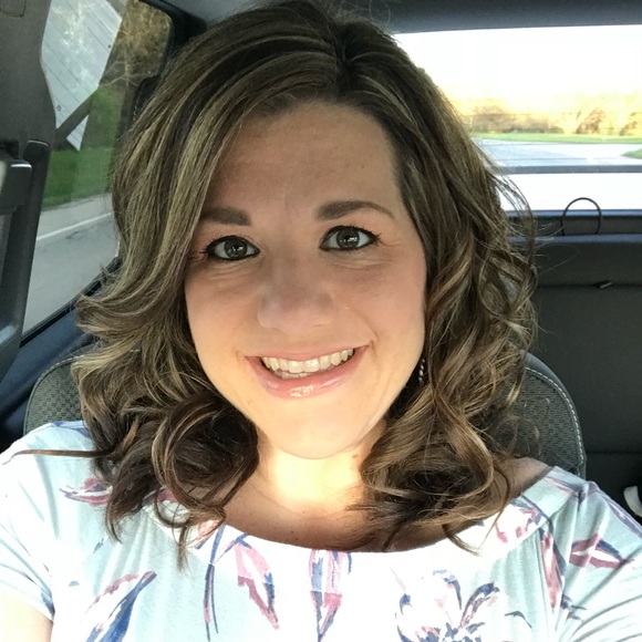 Profile Picture of Ashleigh Kaylor (@ashleighkaylor) on Poshmark