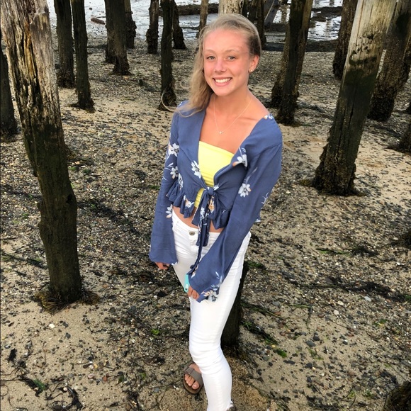 Profile Picture of Chloe Fields (@chloe_fields) on Poshmark