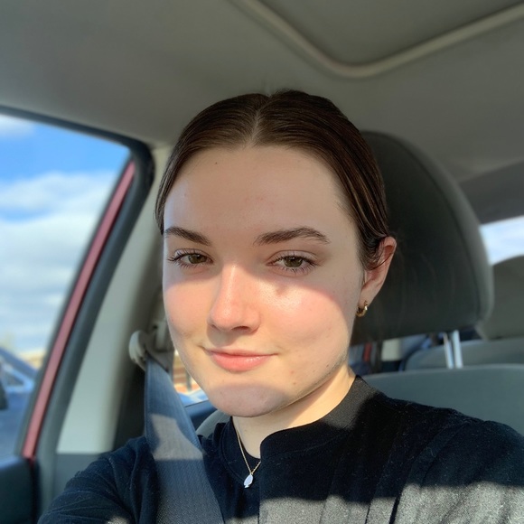 Profile Picture of Julia Burns (@julesburns351) on Poshmark