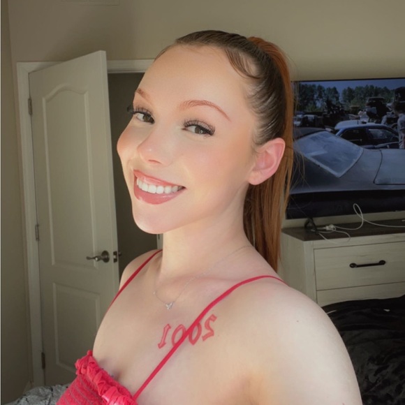 Profile Picture of Gia Lazzerini (@hikialanigiaa) on Poshmark