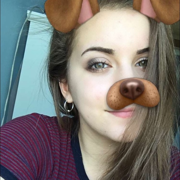 Profile Picture of Lily Mowbray (@lilyzmb_) on Poshmark