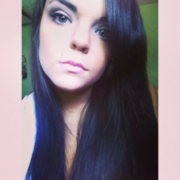 Profile Picture of Robin Ogle (@robin_x0) on Poshmark
