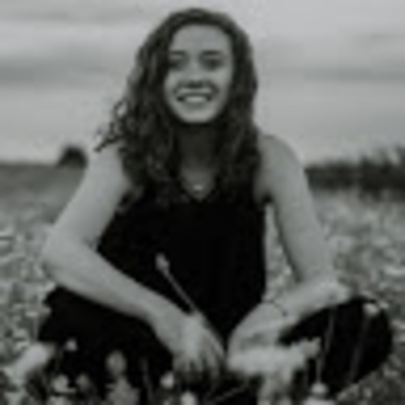Profile Picture of Maddie Neuschwander (@m_neuschwander) on Poshmark