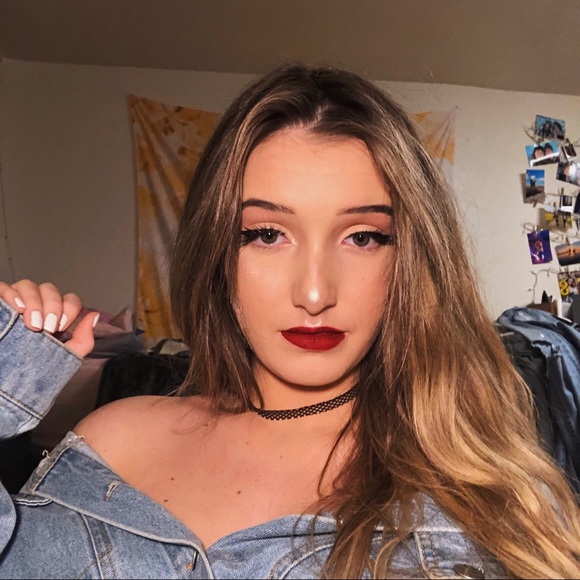 Profile Picture of Mackenzie Dunham (@mackenziedunham) on Poshmark