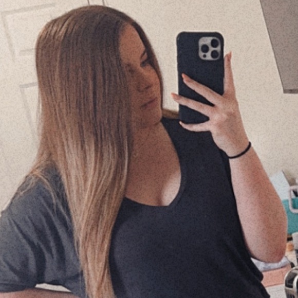 Profile Picture of Emily Wampler (@emlex_) on Poshmark