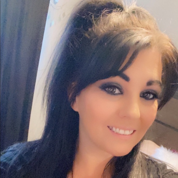 Profile Picture of Dannell 🇨🇦 (@dannell57) on Poshmark