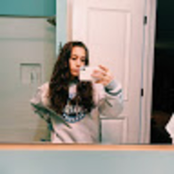 Profile Picture of Ava Hodor (@hodorowskia) on Poshmark