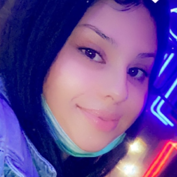 Profile Picture of Lorena Lugo (@renaaluu) on Poshmark