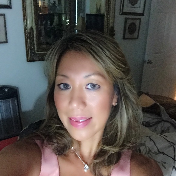 Profile Picture of Mary Hughitt (@mfashion355) on Poshmark