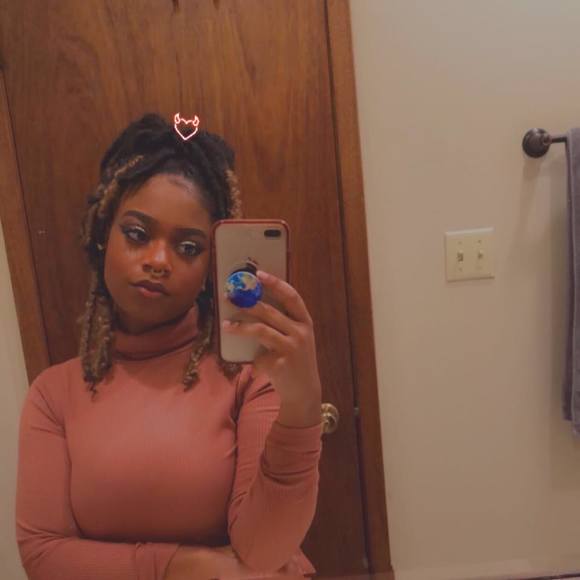 Profile Picture of Timia Gillam (@tea_nicole) on Poshmark