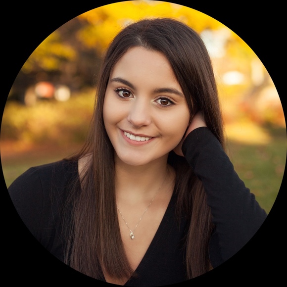 Profile Picture of Lauren Swiercz (@laurenswiercz) on Poshmark