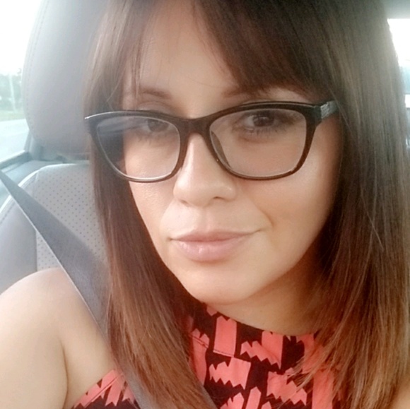 Profile Picture of Vianey Rengel (@vianey1726) on Poshmark