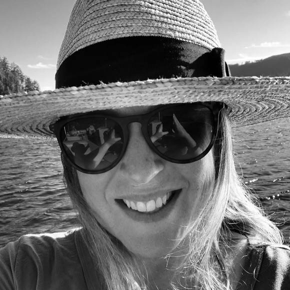 Profile Picture of Erin Wareing (@erinwareing) on Poshmark