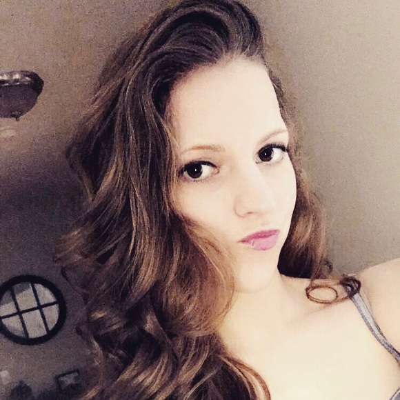Profile Picture of Whitney Gibbs (@whitneygibbs) on Poshmark