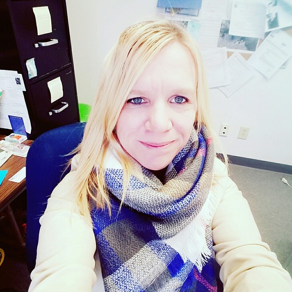 Profile Picture of Stacey Tweedt (@sltweedt) on Poshmark