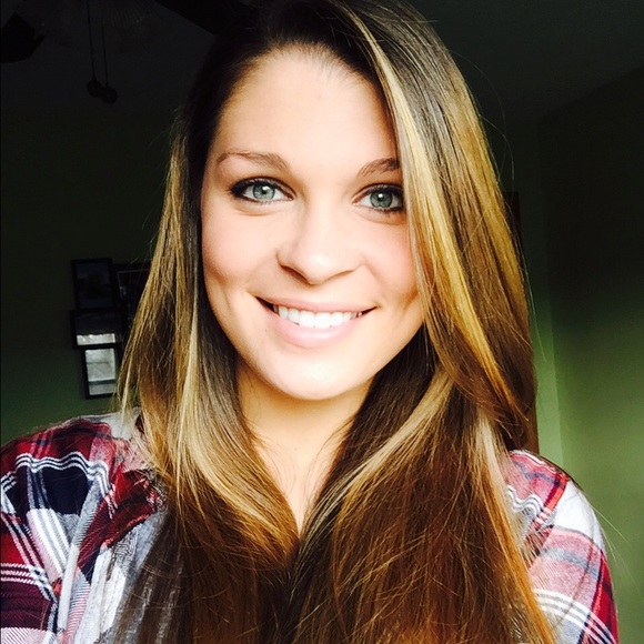 Profile Picture of Emily Slavinski (@eslavinski) on Poshmark