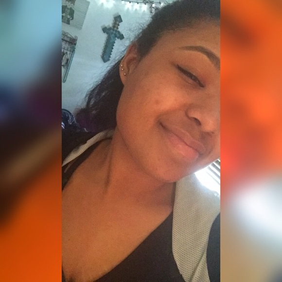 Profile Picture of Ariel Feliciano (@cluuin) on Poshmark