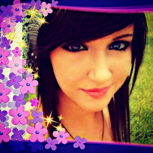 Profile Picture of Giselle Alvarez (@gisellealvarez) on Poshmark