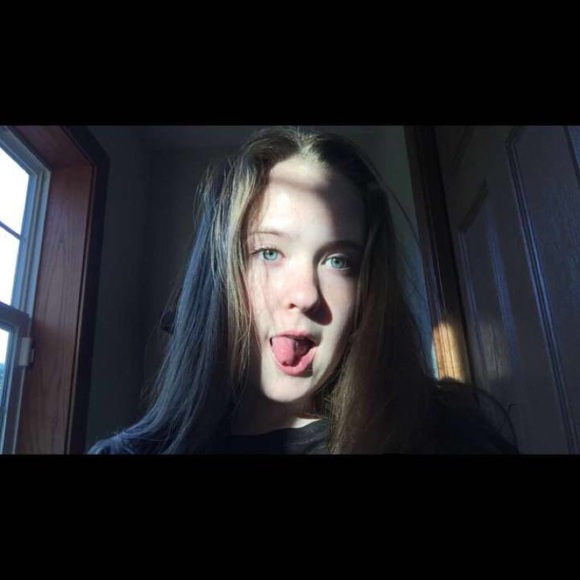 Profile Picture of Ally Deeley (@ally_deeley) on Poshmark