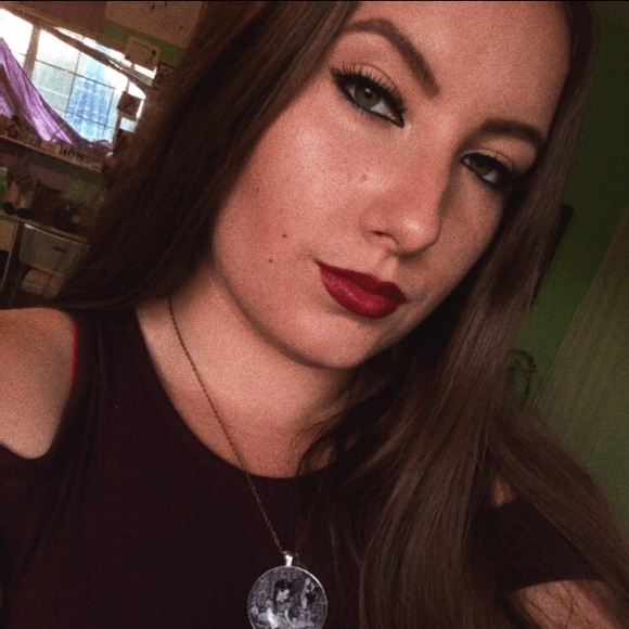Profile Picture of Shawna Herchert (@shawna143) on Poshmark